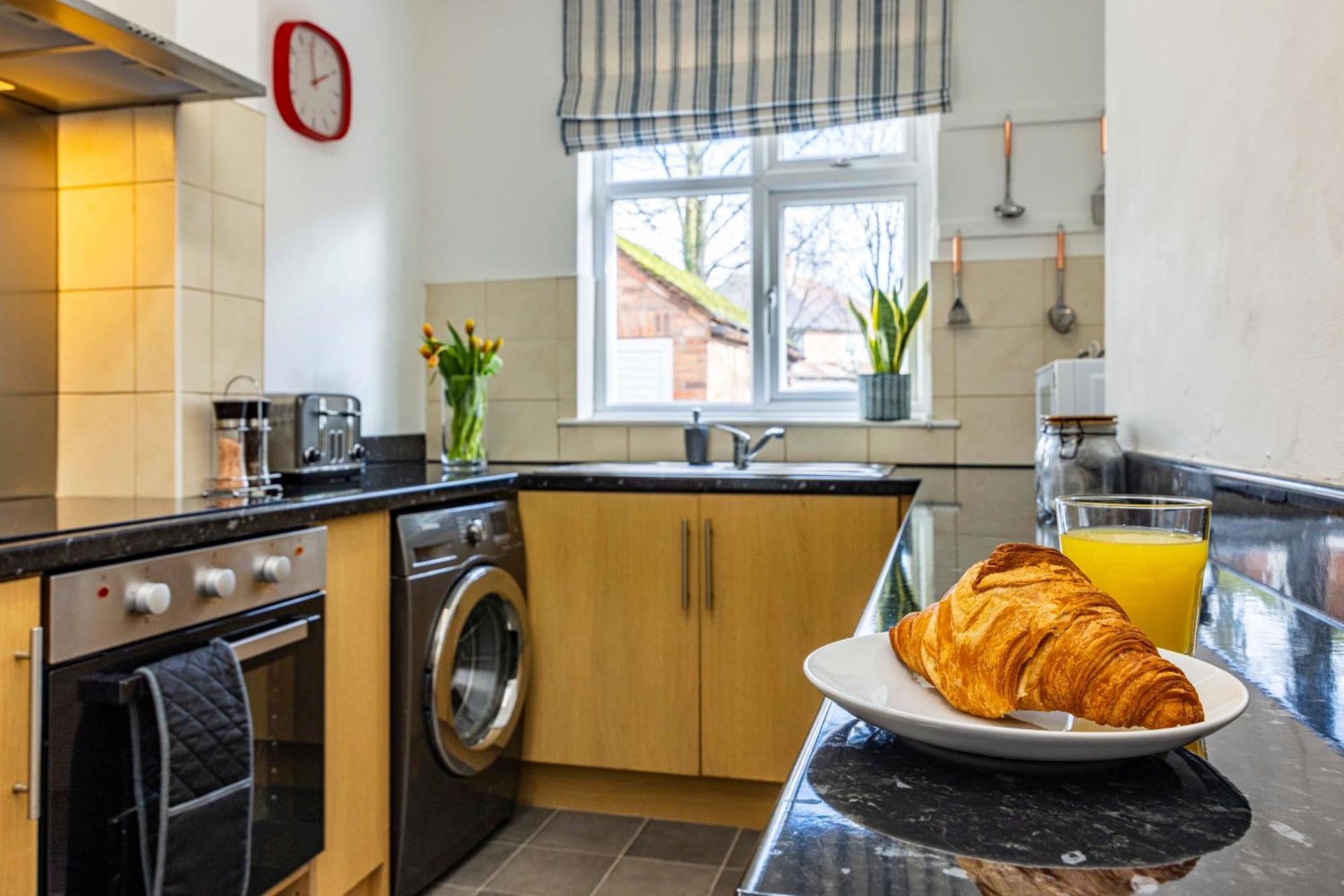 Lovely 4Bdr Home- Off Street Parking Sleeps 7 Нотингам Екстериор снимка