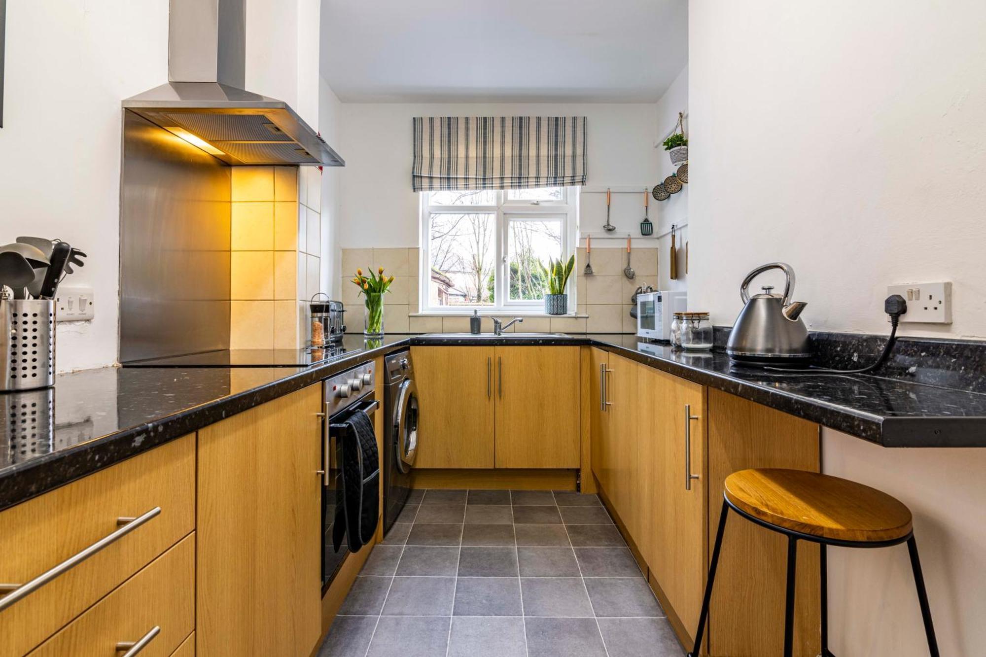 Lovely 4Bdr Home- Off Street Parking Sleeps 7 Нотингам Екстериор снимка